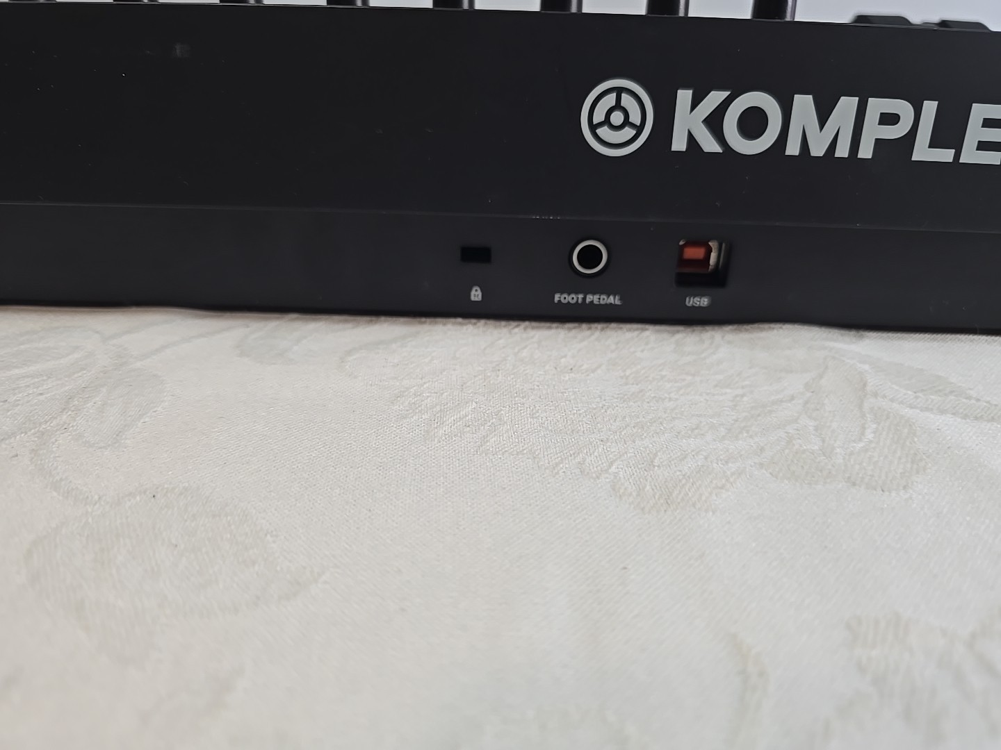 Native Instruments Komplete Kontrol A25 25-Key Keyboard Controller W Carring Bag