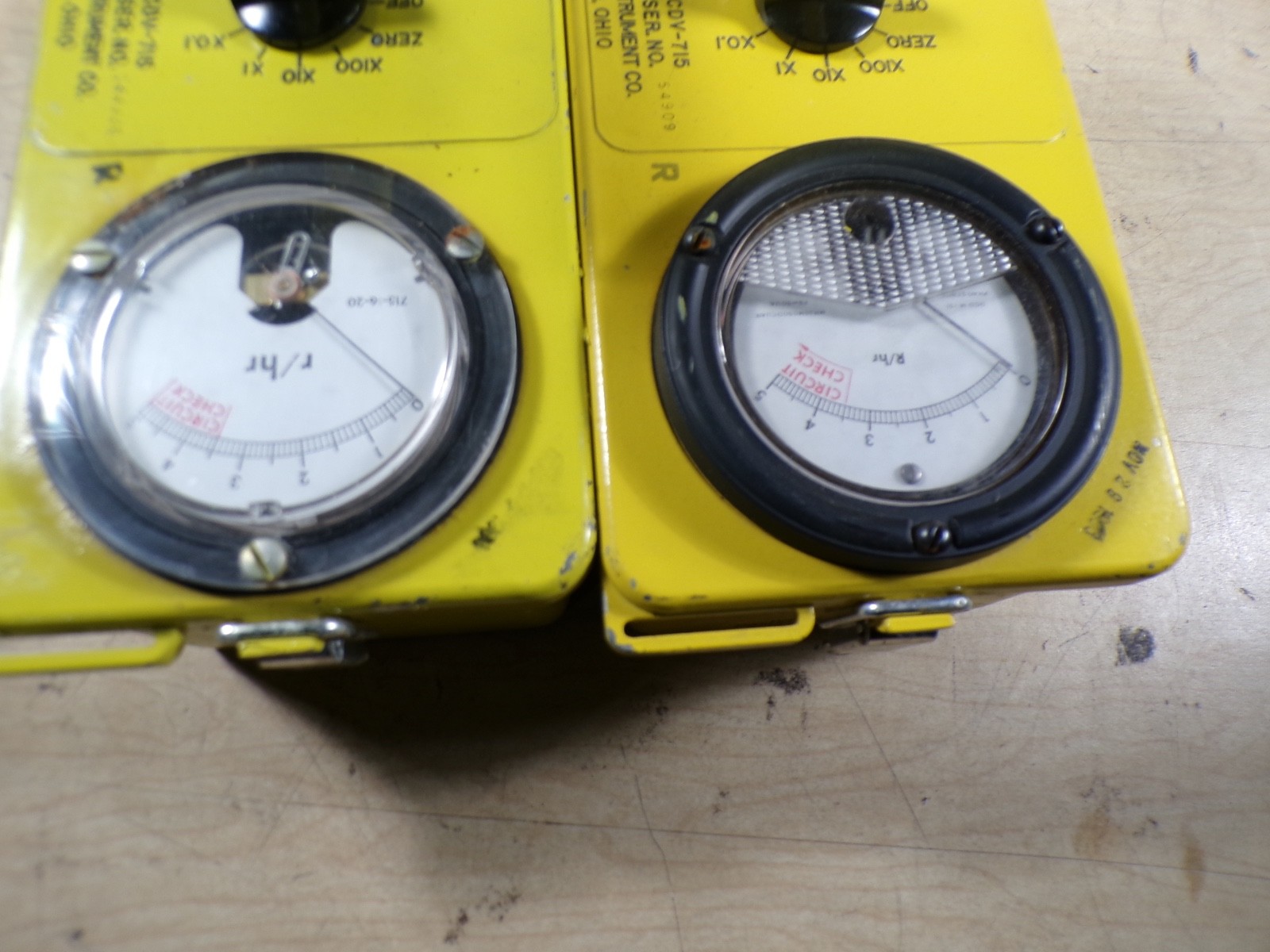 x2 VICTOREEN CDV-715 MOD. 1B /IA RADIATION DETECTOR