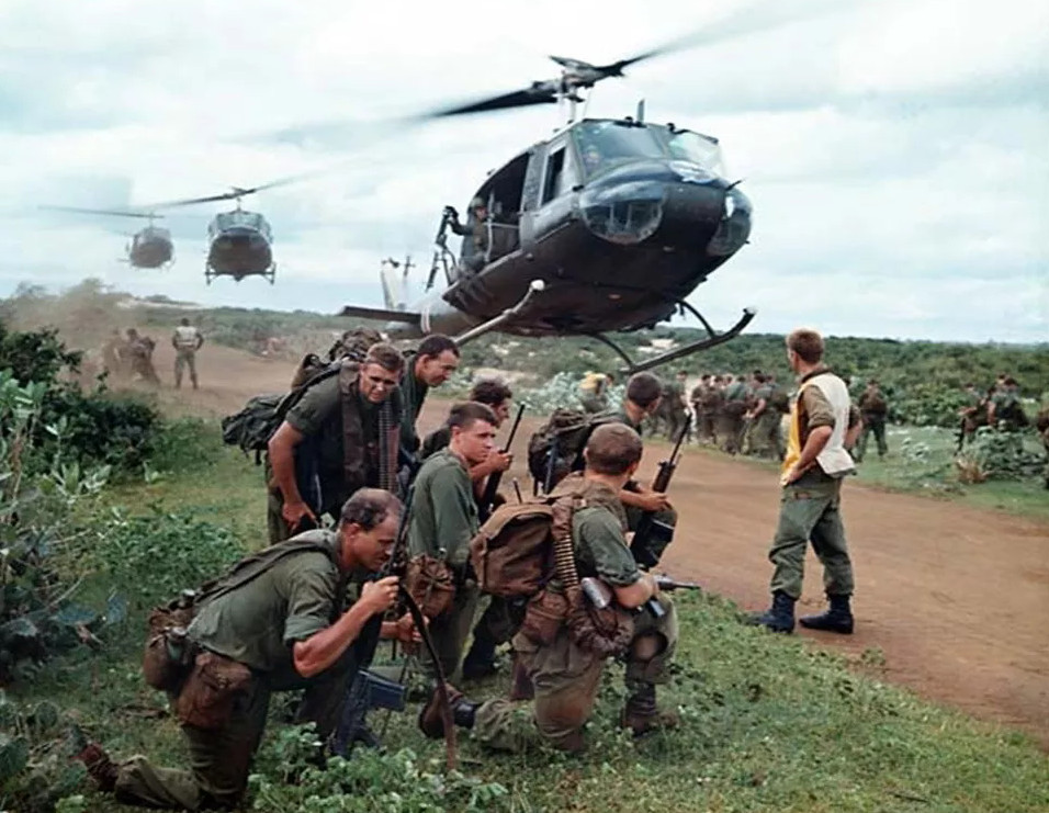 Color Vietnam War  Photo US Soldiers in Vietnam UH-1 Huey Helicopter  US177