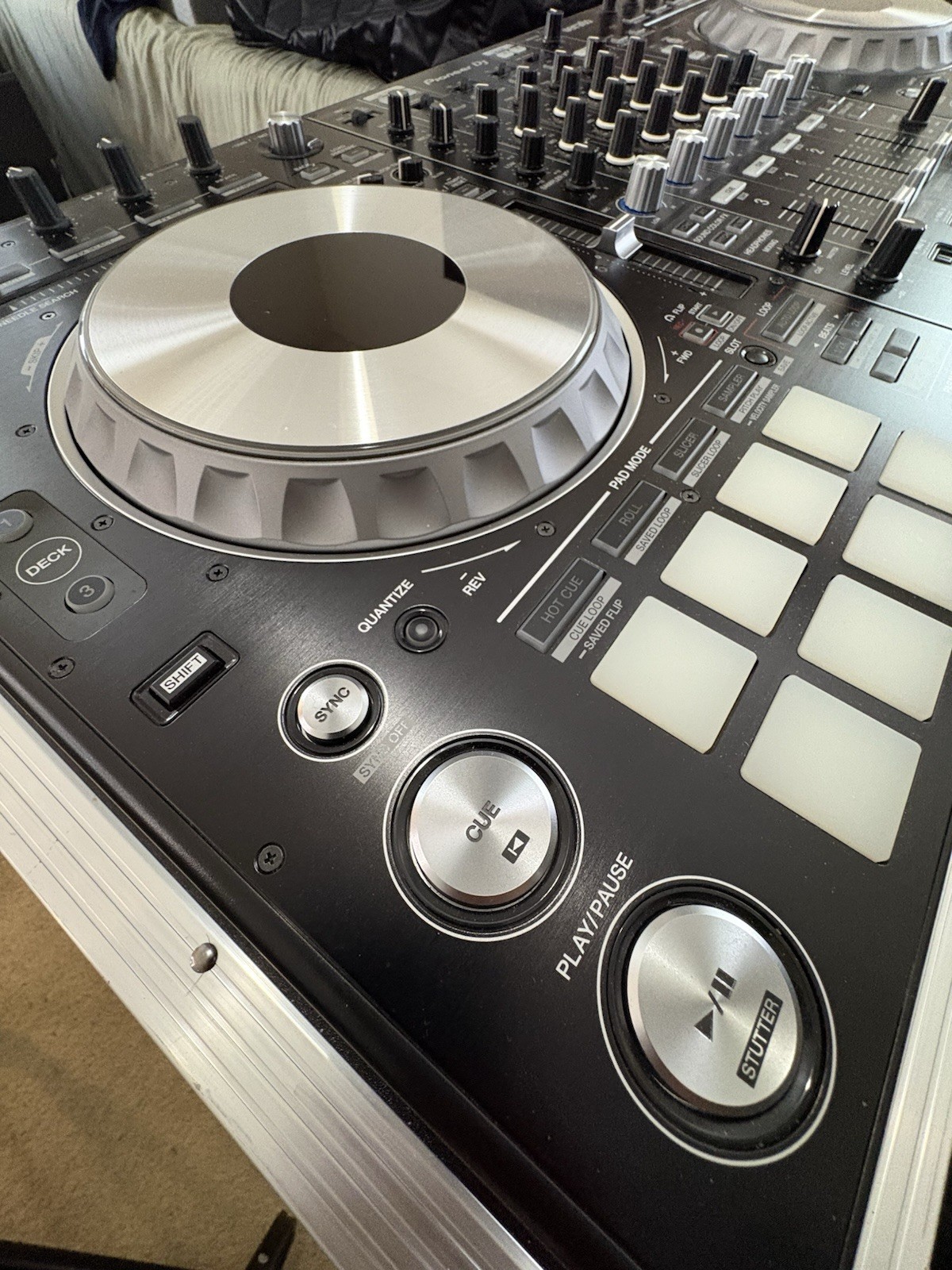 Pioneer DJ DDJ-SZ2 Pro DJ Controller w/ Odyssey Flight Case Bundle-Excellent