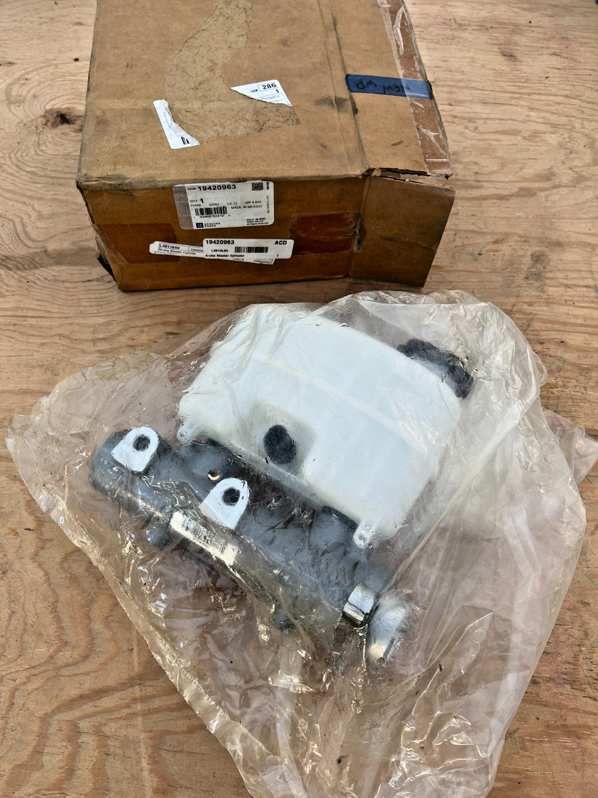 1942-0963  Genuine OEM  GM   Brake Master Cylinder    19420963