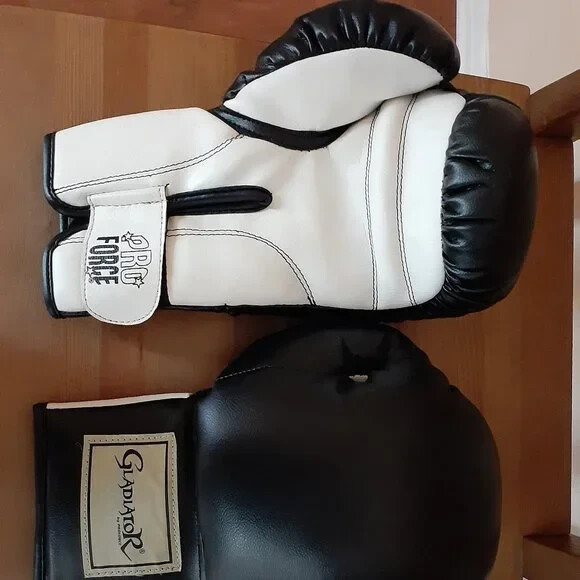 Unisex Black and White boxer Pro Force Kickboxing Gladiator boxing gloves 12 oz