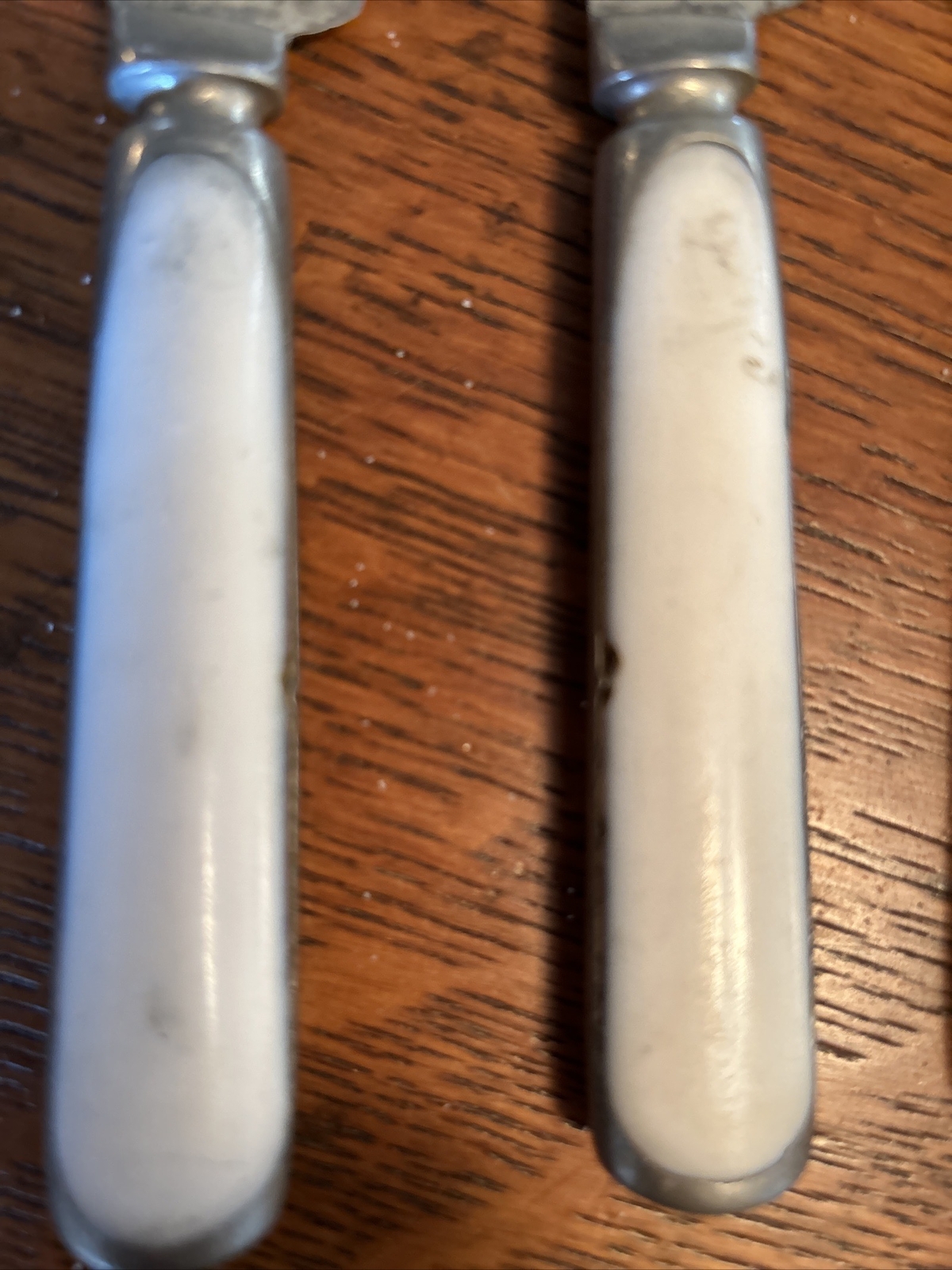 4 Vintage White Bone Handle Metal Blade Knives Rustic Condition