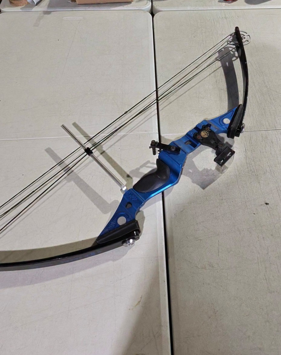Vintage XI Pinnacle XS Competition Compound Bow RH Blue Cobra Sight Rest