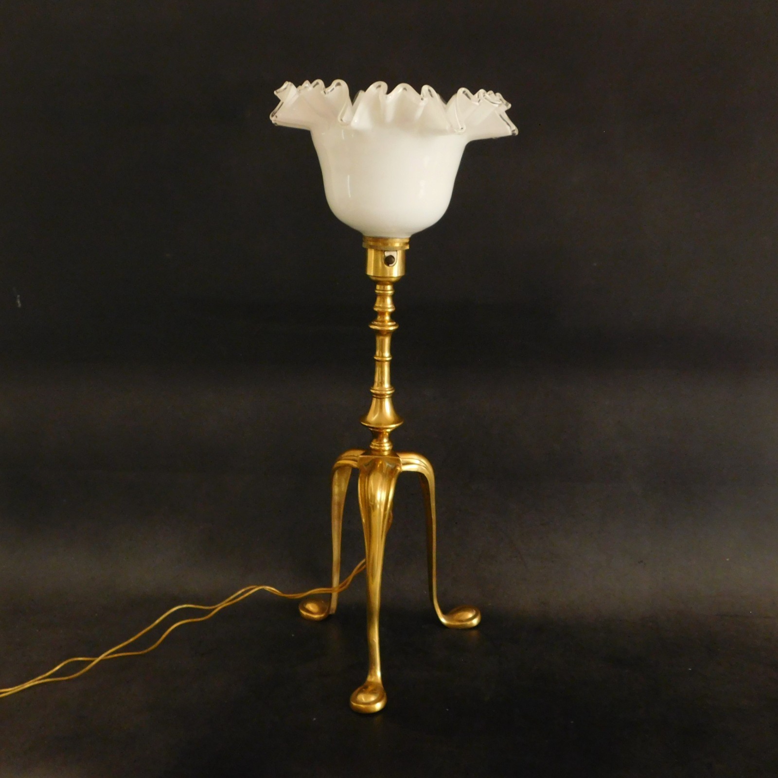 EDWARDIAN BRASS TABLE LAMP AND OPAL GLASS FRILLY EDGE SHADE
