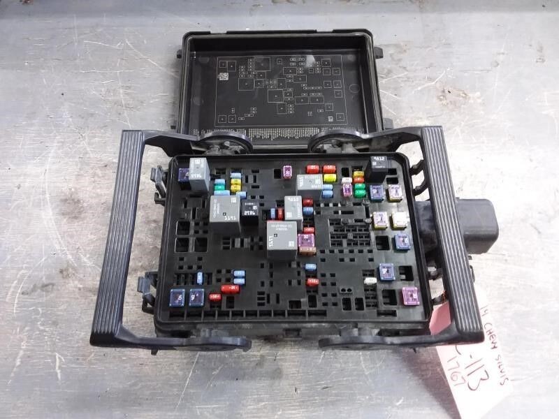 2014-2017 Chevy Silverado 1500 Pickup Engine Fuse Box