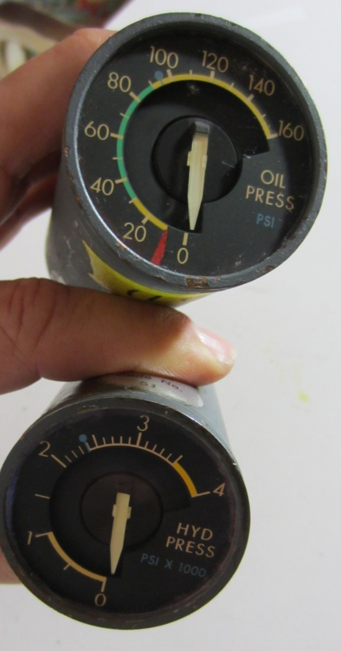 LOT OF 2 AIRCRAFT GAUGES OIL PRESSURE HYDRAULIC PRESSURE US GAUGE VIL-0C78 0C4E