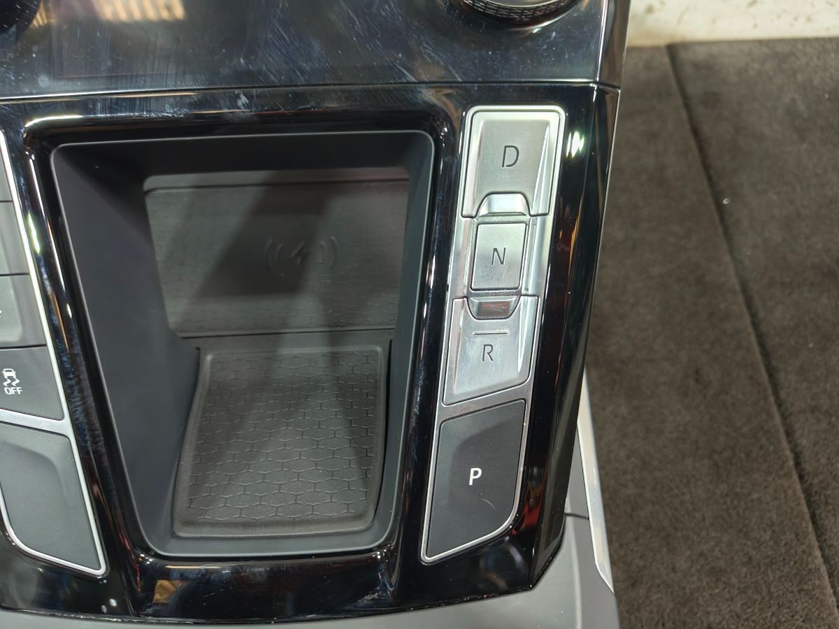 JAGUAR I-PACE X590 CENTRE CONSOLE WITH ARMREST