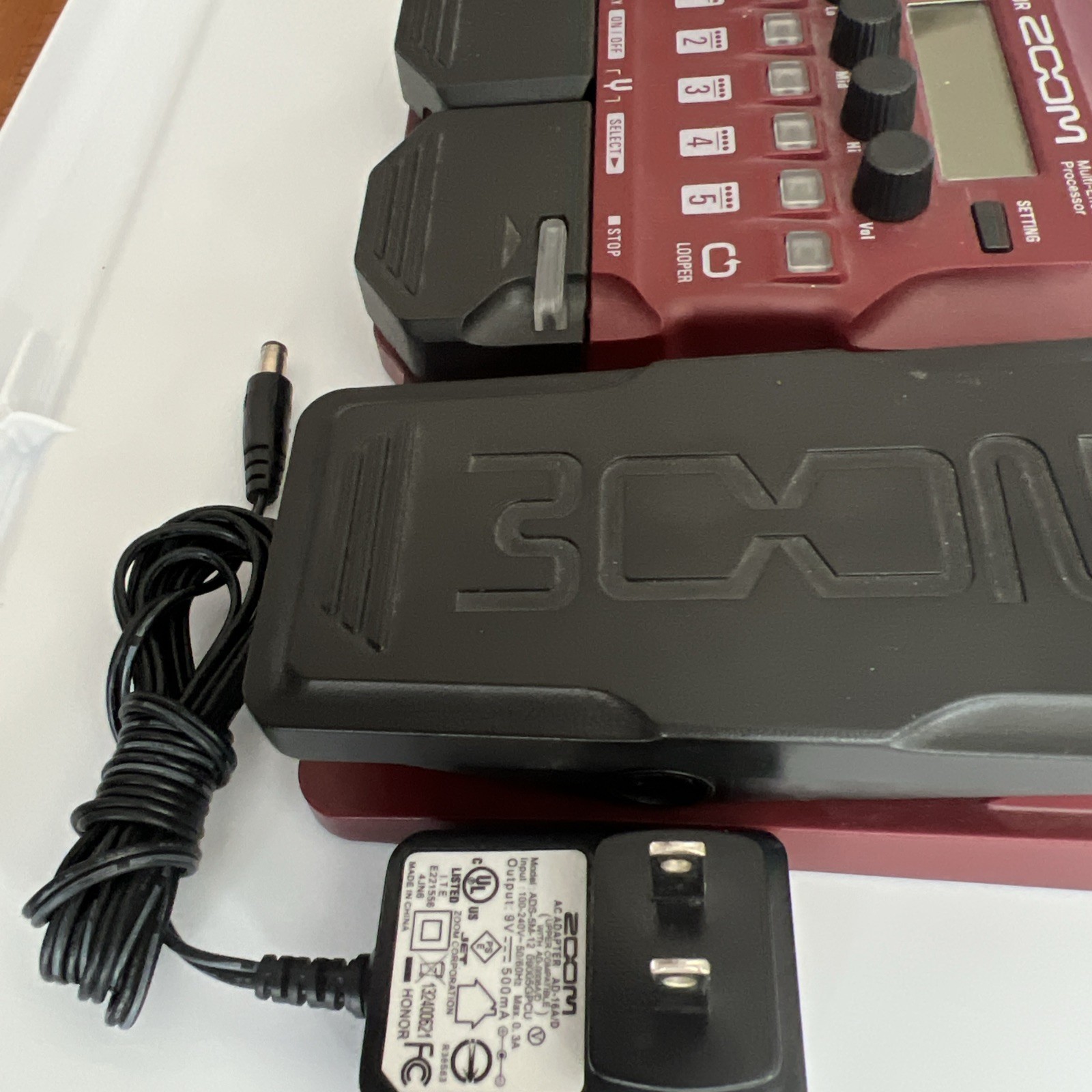 ZOOM Multi-Effects Processor (for Bass) B1 FOUR Red & Zoom with ZOOM PS & Box