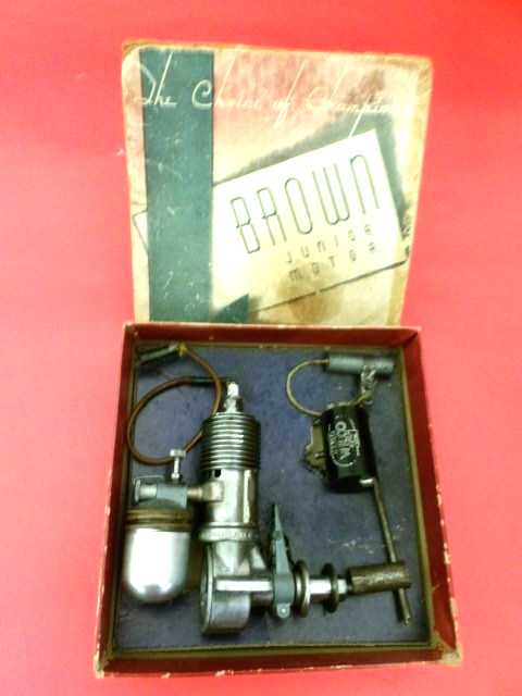 VINTAGE EXCELLENT 1939 BROWN JR (B) SPARK IGNITION ENGINE W/BOX,COIL,COND, WIRES