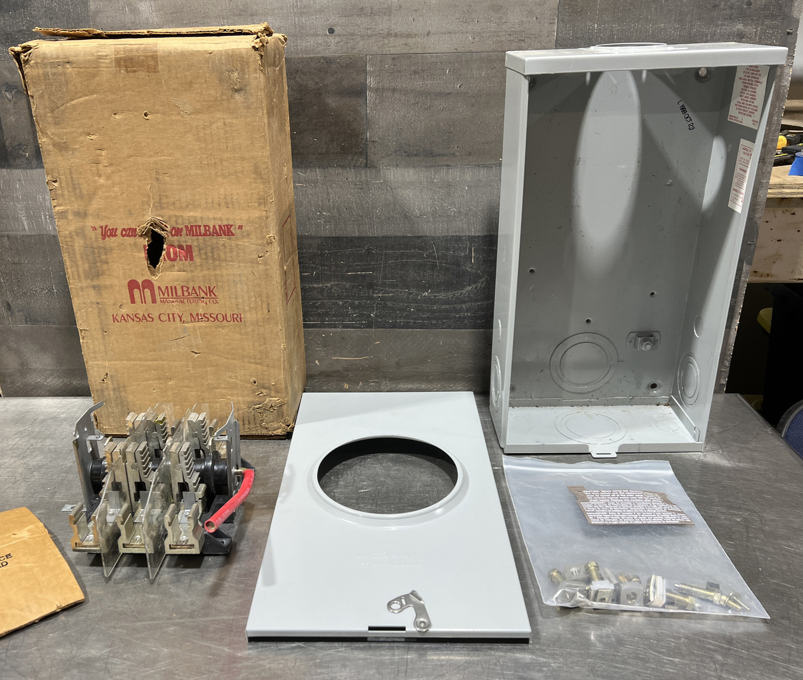 Nos Milbank Series 9500L 200 Amp 600 Volt 1Ph/3Ph 3W NEMA 3R Meter Socket