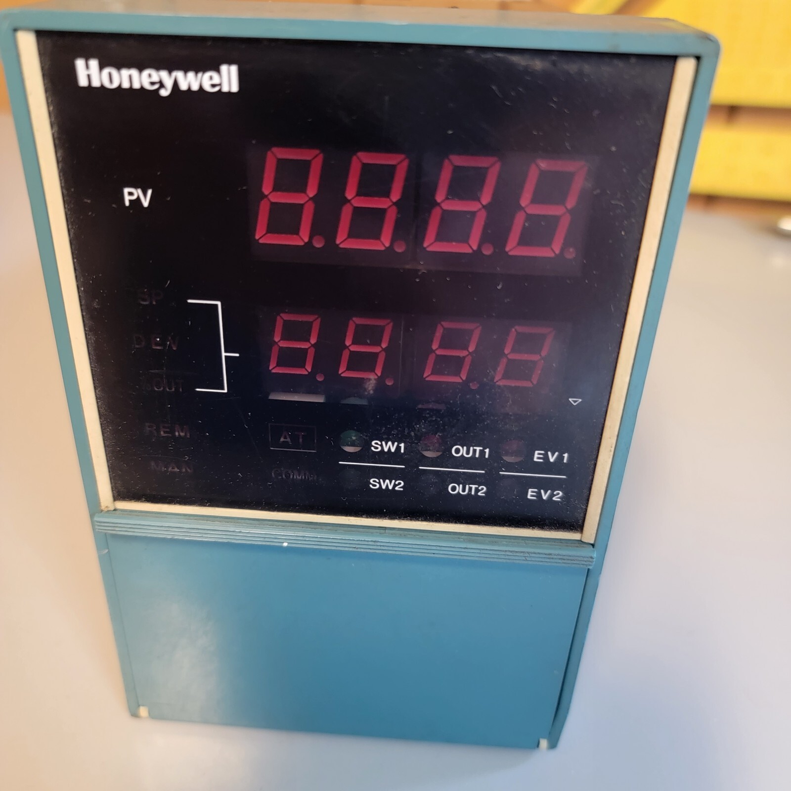 used Honeywell UDC4000 2G TEMPERATURE CONTROLLER don't know if works - no return