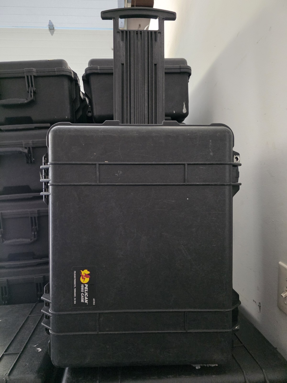 Pelican 1560 case Waterproof Rolling Airline Cases Black Good Condition no holes