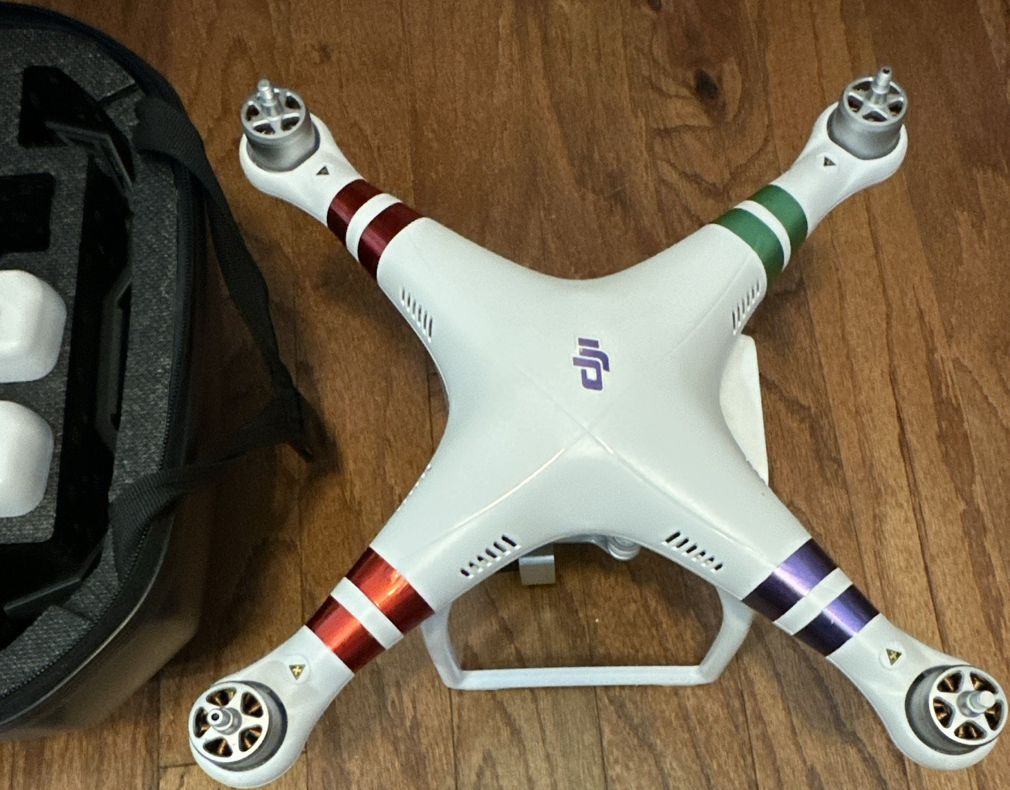 DJI Phantom 3 White Quadcopter Drone w/ Camera Remote 2 Batteries Charger Case