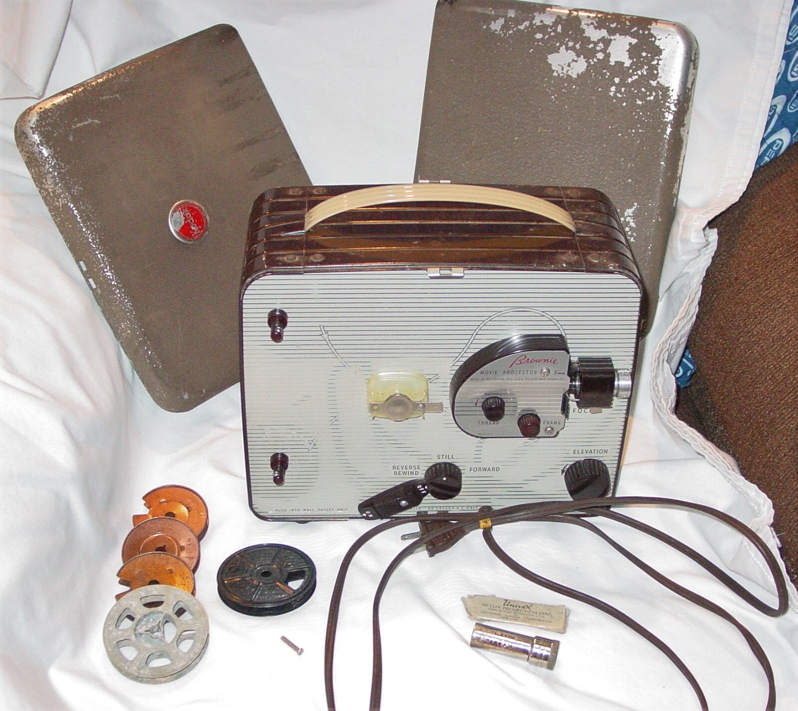 VINTAGE 1950's KODAK BROWNIE 8mm MOVIE PROJECTOR & ILEX HI-LUX PROJECTION LENS