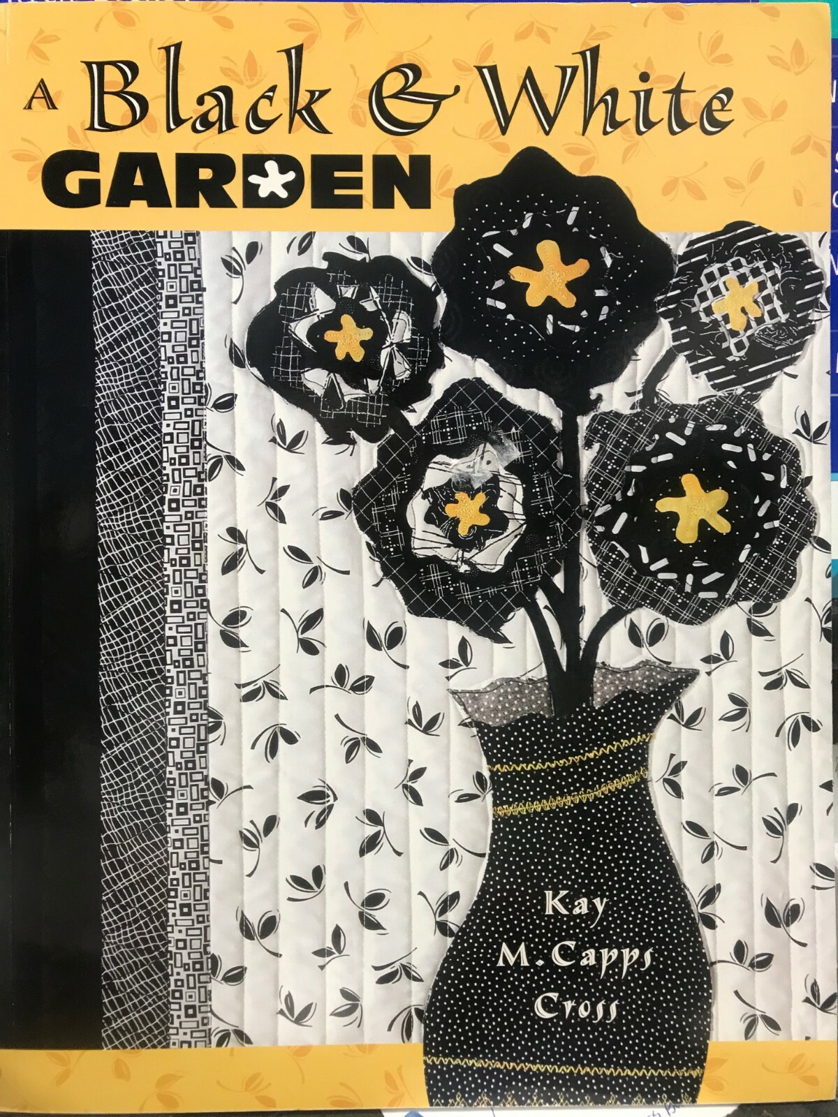 A BLACK & WHITE GARDEN QUILTING BOOK BY KAY M. CAPPS CROSS STEP PER STEP ILLUST