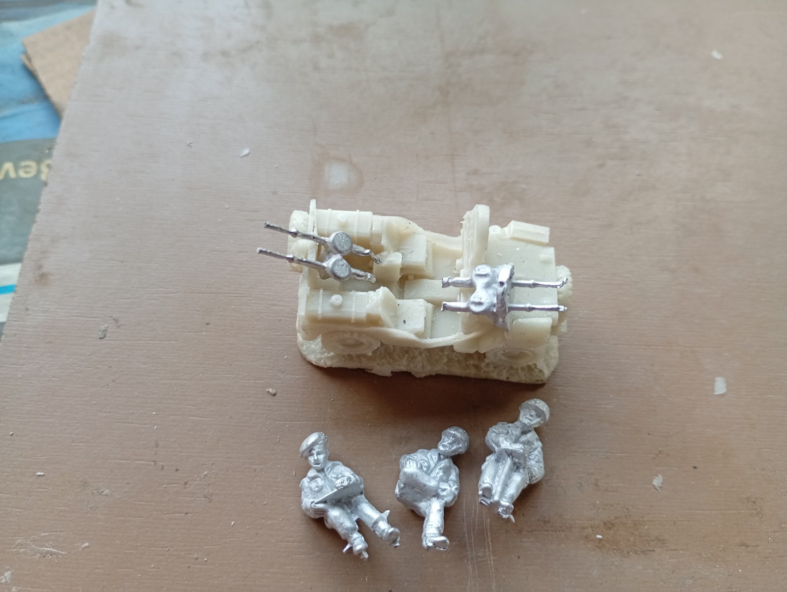 20mm [Unpainted]  X1 SAS Jeep  with x3 crew X2 twin Vickers MG