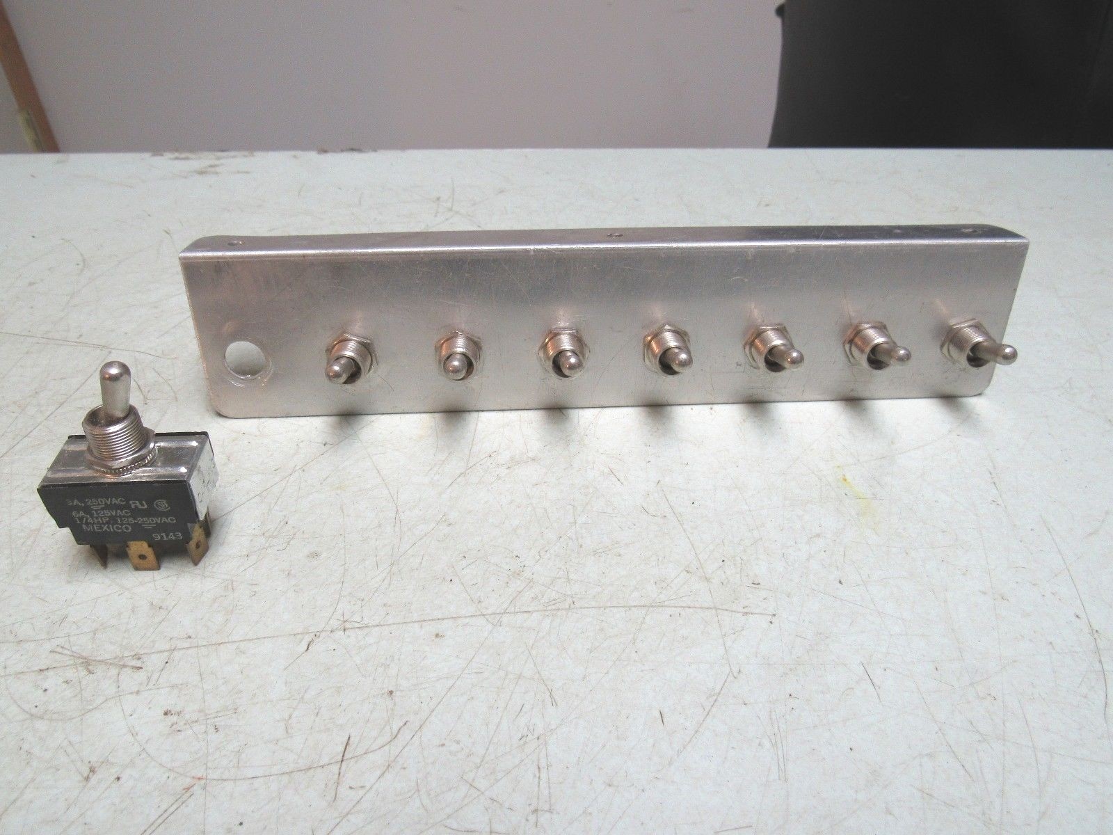 CARLING SWITCH 3 AMPS @ 250 VAC 6 AMPS @ 125 VAC 1/4 HP @ 125-250 VAC FREE SHIP