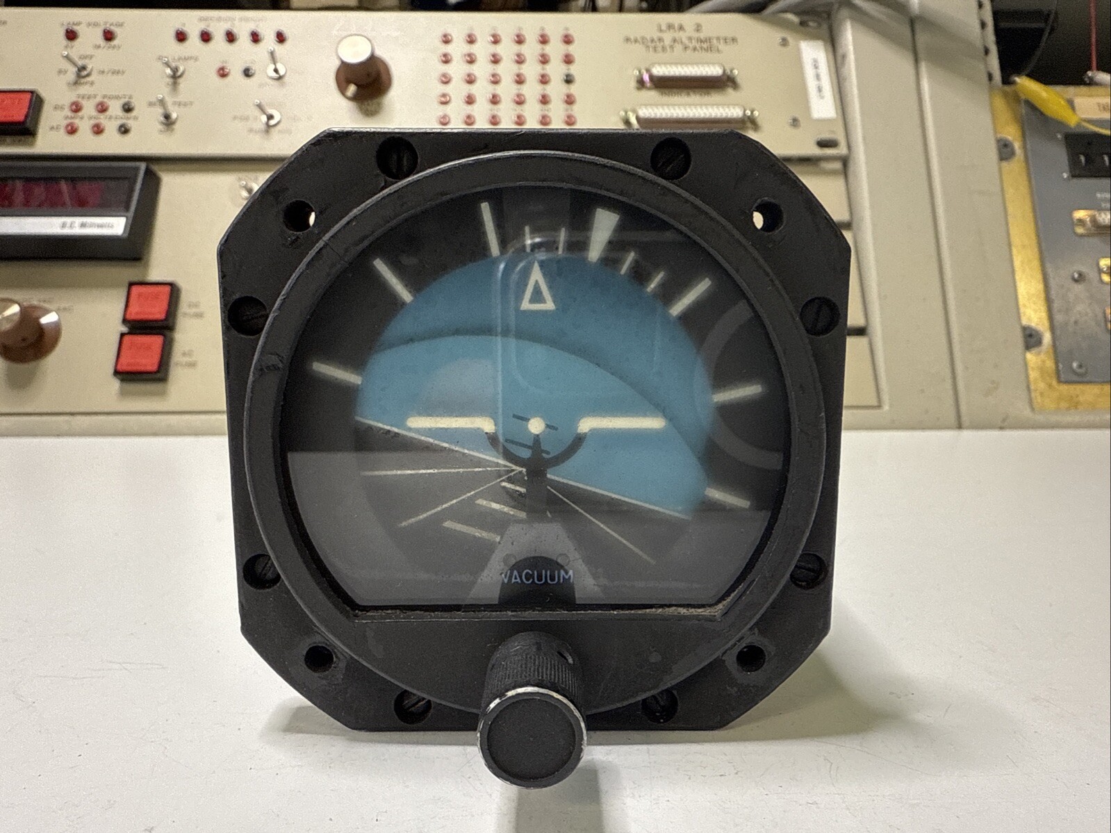EDO-AIRE ATTITUDE GYRO CESSNA P/N 23-501-017 C661076-0101