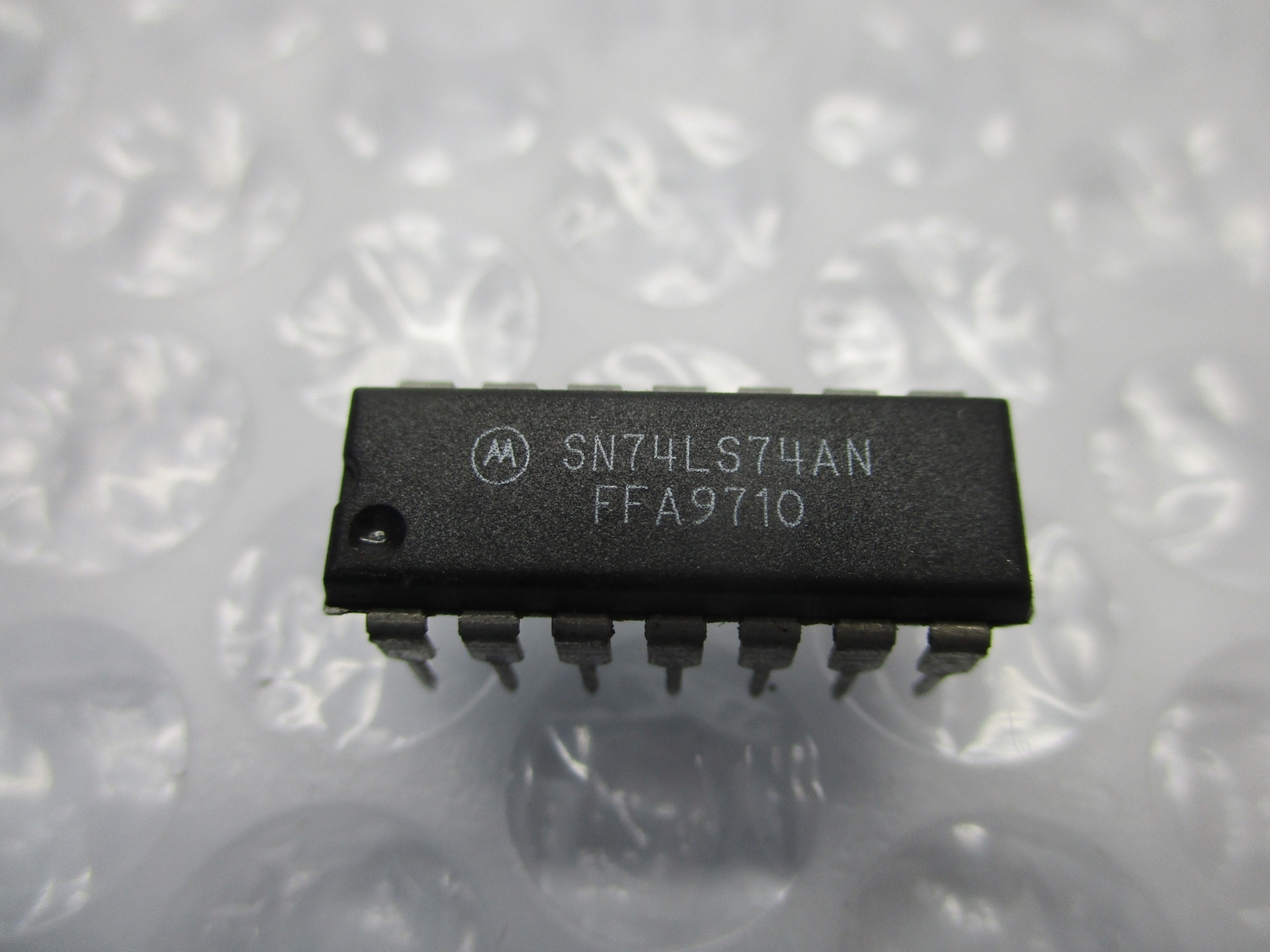 MOTOROLA SN74LS74AN INTEGRATED CIRCUIT NSNP
