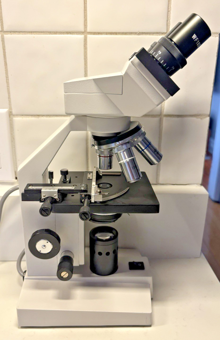 AmScope B100 Series Binocular Microscope 40x-1000x White -Super Clean