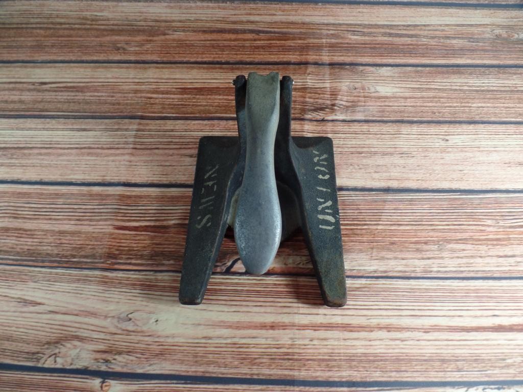 Vintage Vaughan Chicago Union News Cast Iron Can Opener Countertop Table Mount