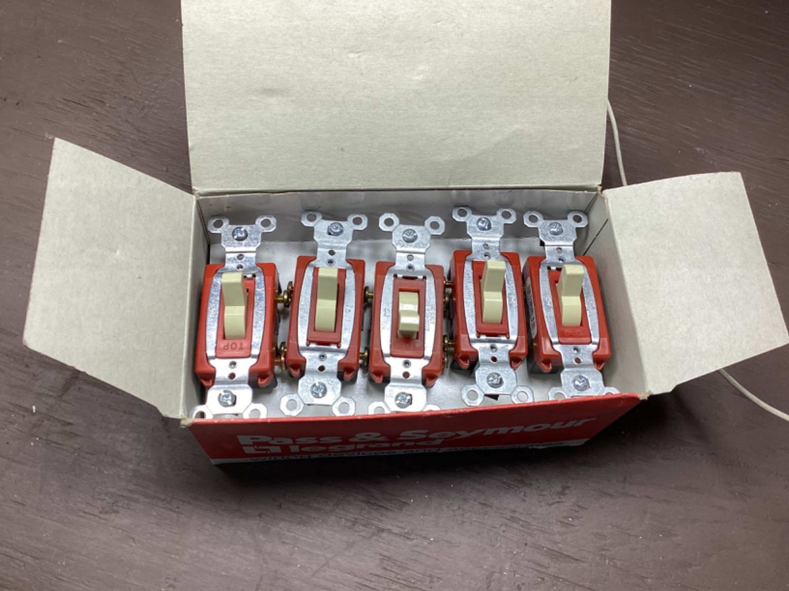 Box of 10 Legrand CS20AC3-I 3-Way Switch 20Amp 120/277VAC Commercial Grade Ivory