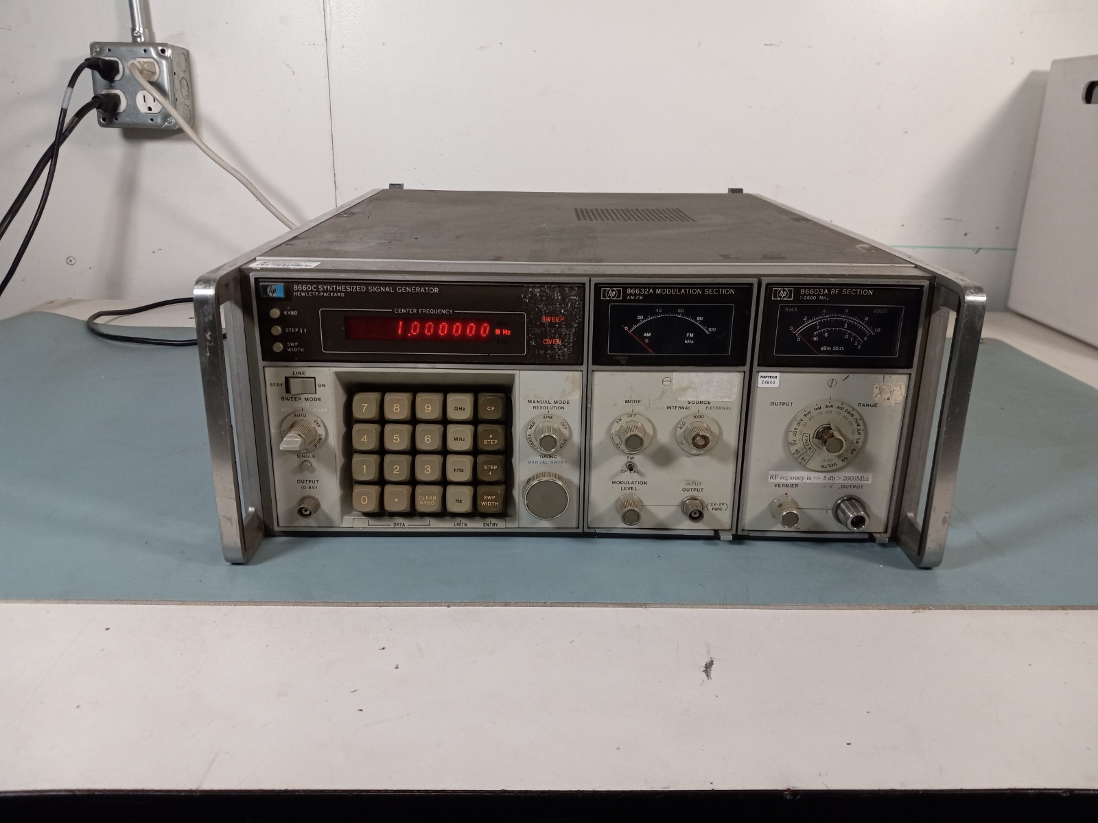HP 8660C Synthesized Signal Generator w/ 86632A 86603A Opt C17