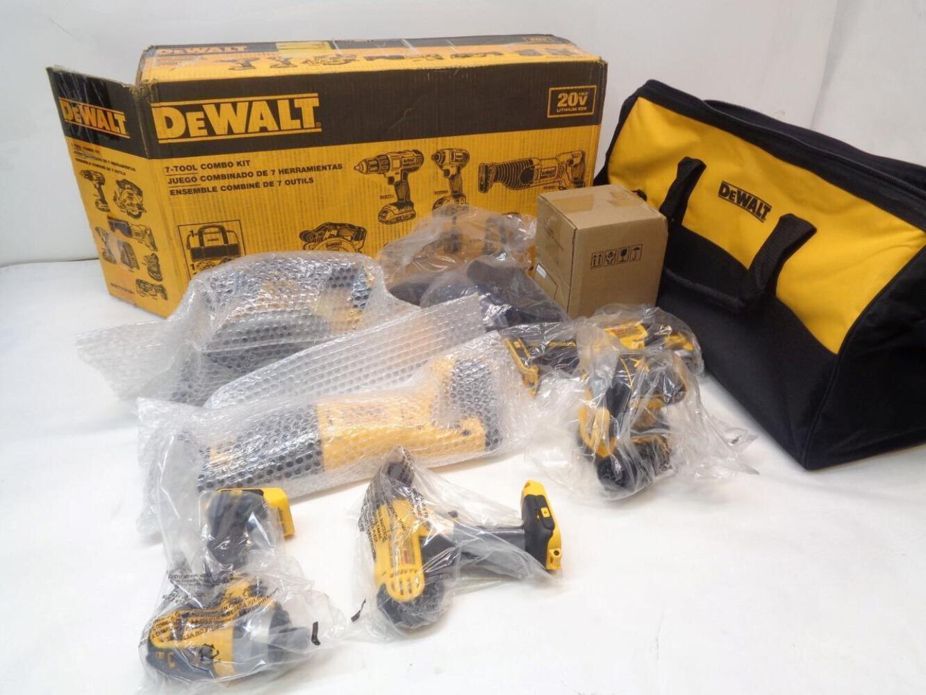 DEWALT 30V MAX CORDLESS 7 TOOL KIT 2 BATTERY w/ CHARGER DCK771D1M1 BSR35