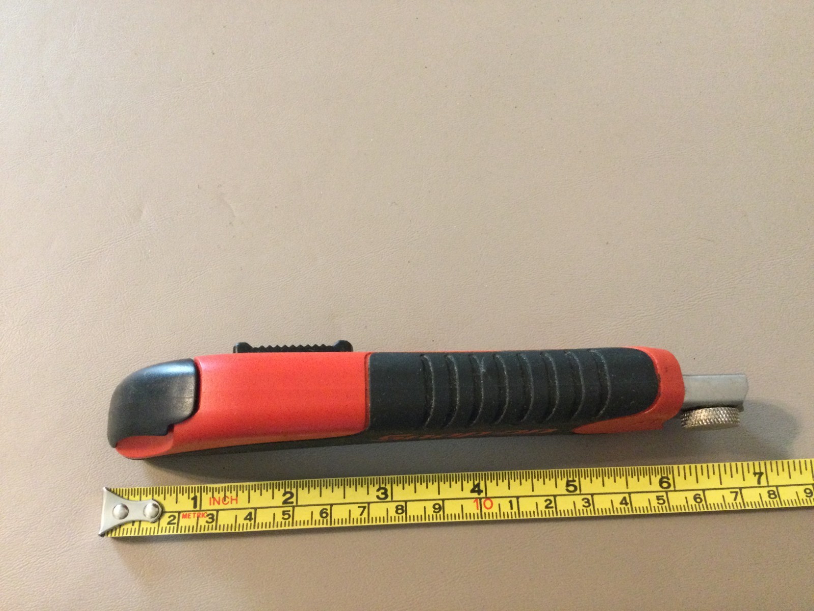 Snap-on Utility Knife with Retractable Snap-off Blades