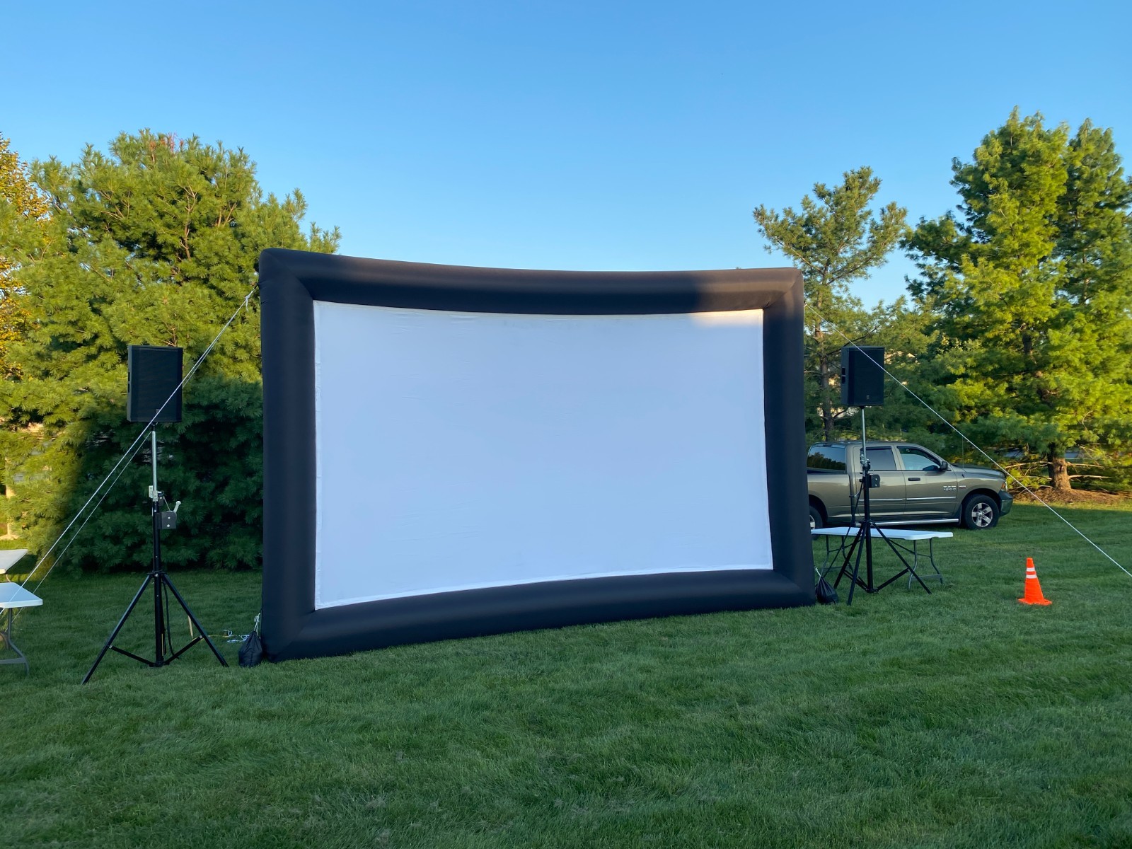 25FT INFLATABLE MOVIE SCREEN WITH BLOWER AND STAKES - FRONT AND REAR PROJECTION