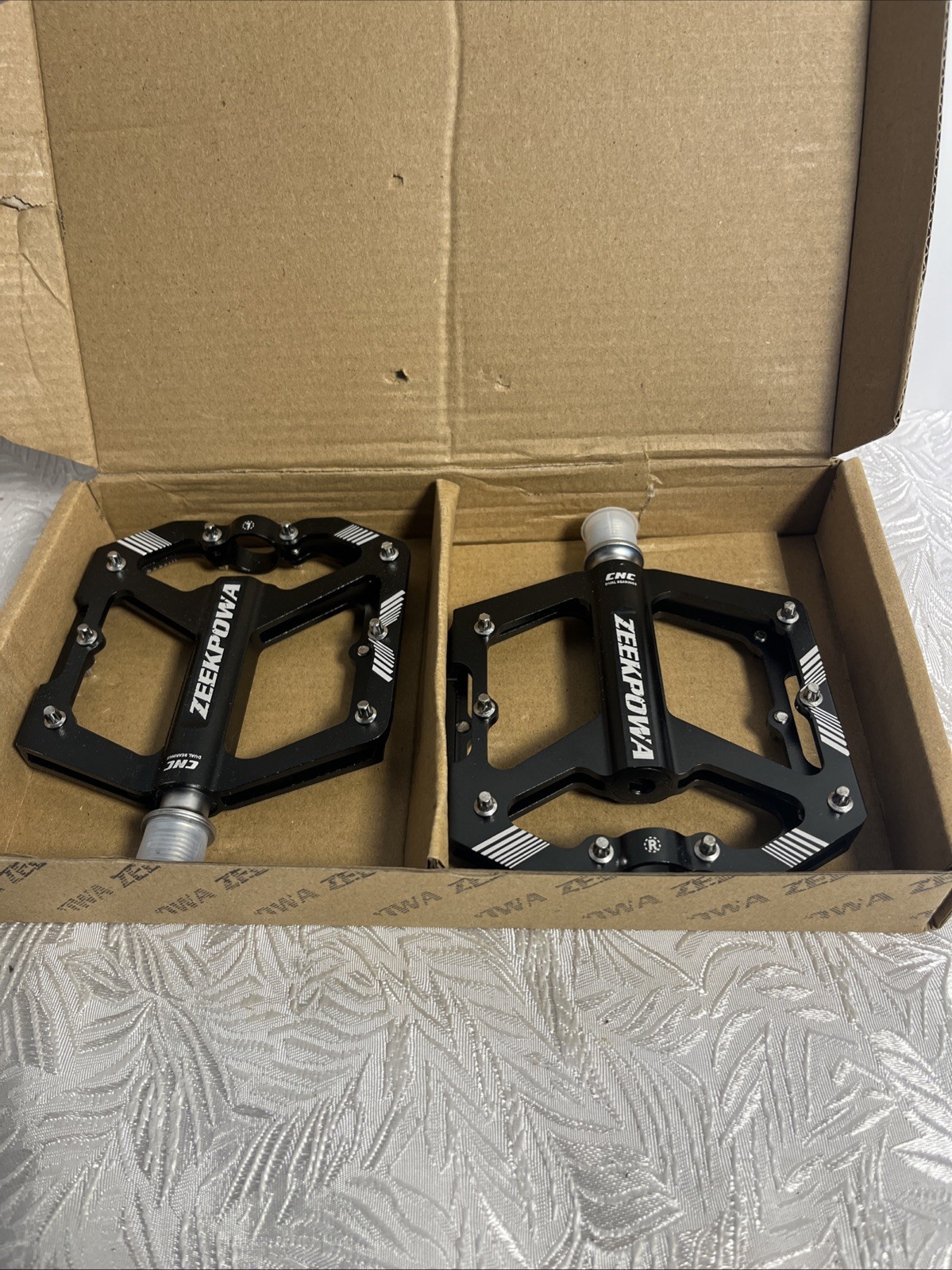 Mountain Bike Pedals Flat, Road Bike Flat Pedals 16 Removable Anti-Skid Nails