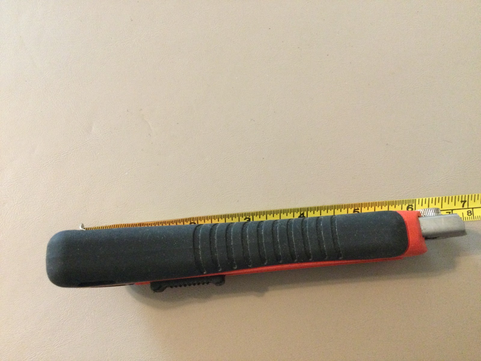 Snap-on Utility Knife with Retractable Snap-off Blades