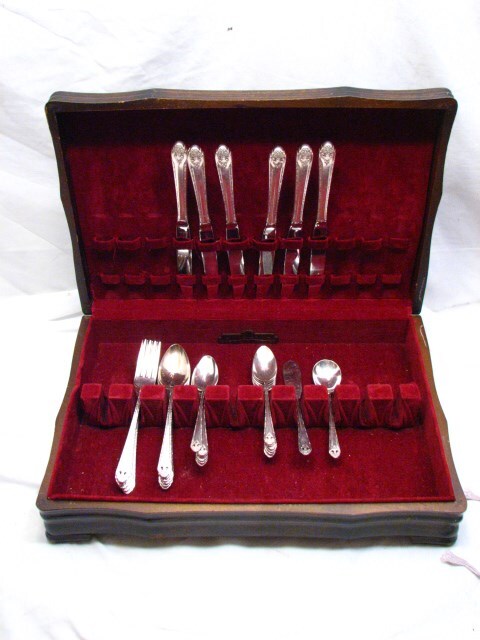 Holmes & Edwards Lovely Lady Silverplate Flatware Set 32 pc Flatware B svc for 6