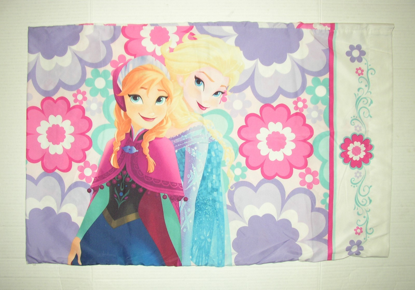 (1) WALT DISNEY FROZEN ANNA ELSA STANDARD SIZE FLORAL PILLOWCASE