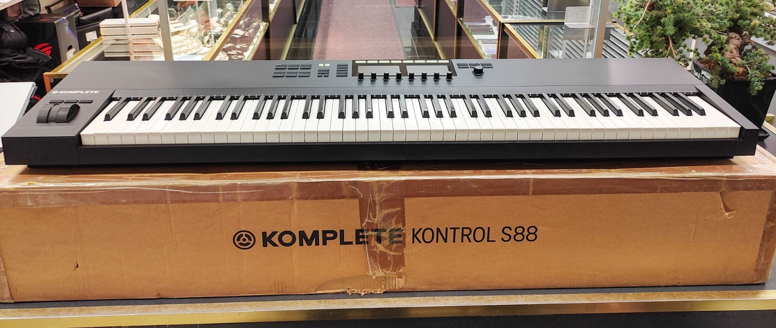 Native Instruments Komplete Kontrol S88 MK2 88-Key Weighted MIDI Controller