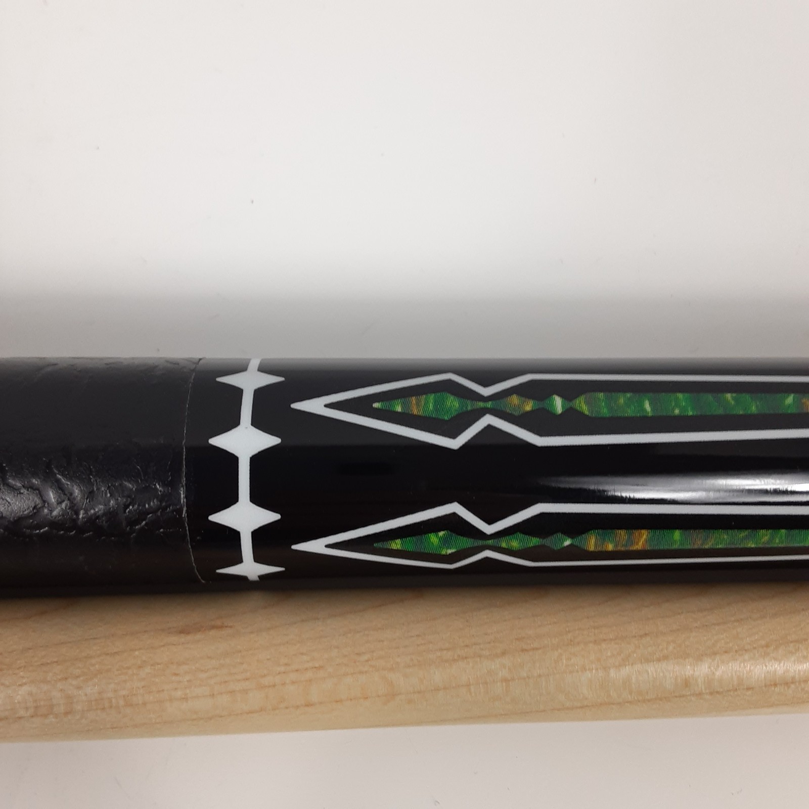 Tai ba Pool Cue Stick with Case 19.5 oz Joint Protector EUC