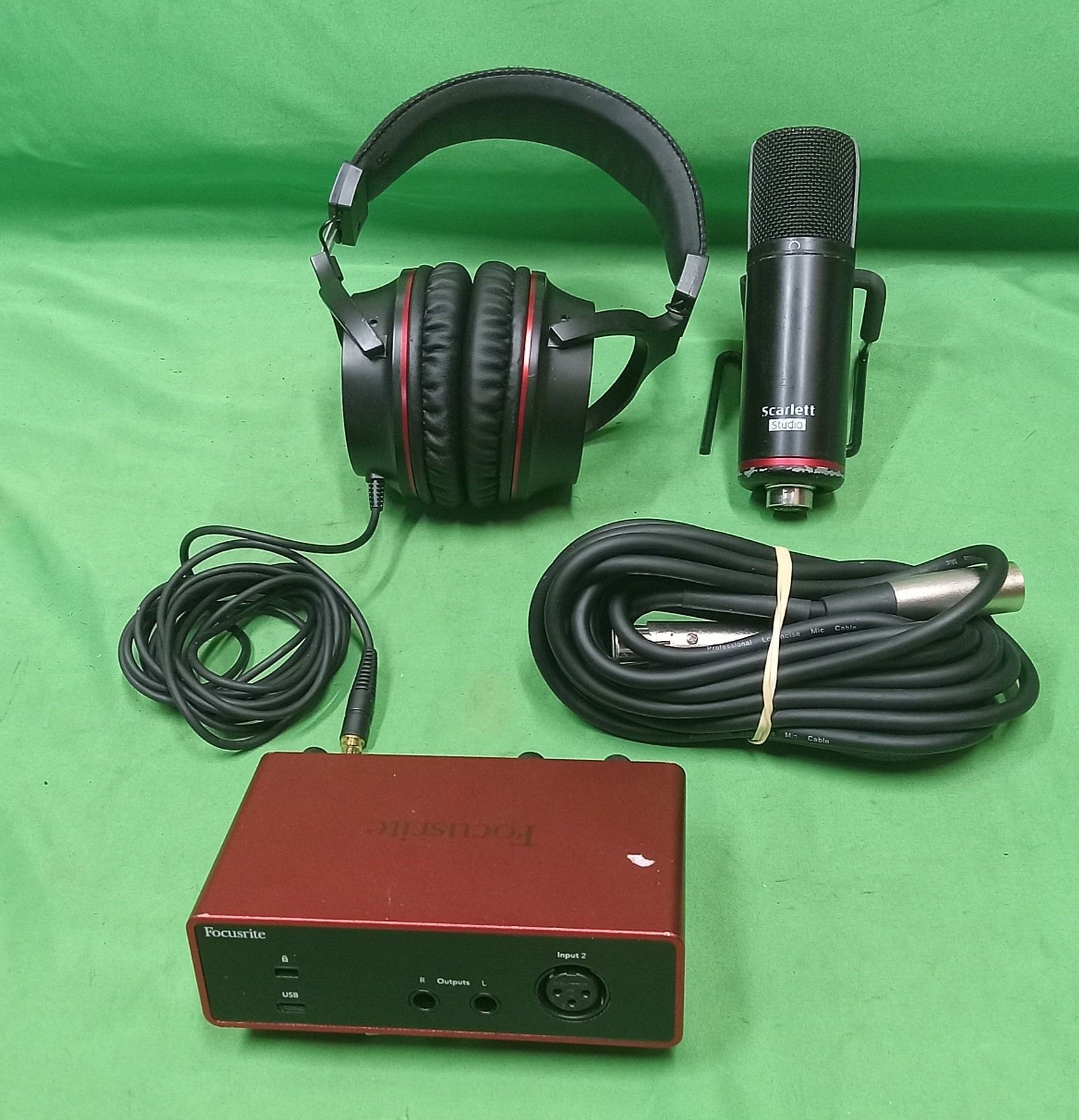Focusrite Scarlett Solo 4th Gen Interface Mic SH-450 Headphone 19' XLR Bund