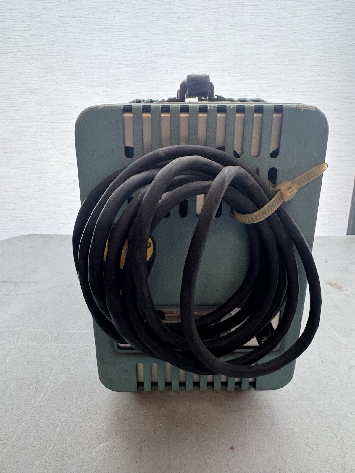 HEWLETT PACKARD HP MODEL 400D VACUUM TUBE VOLTMETER, (powers on, Untested)