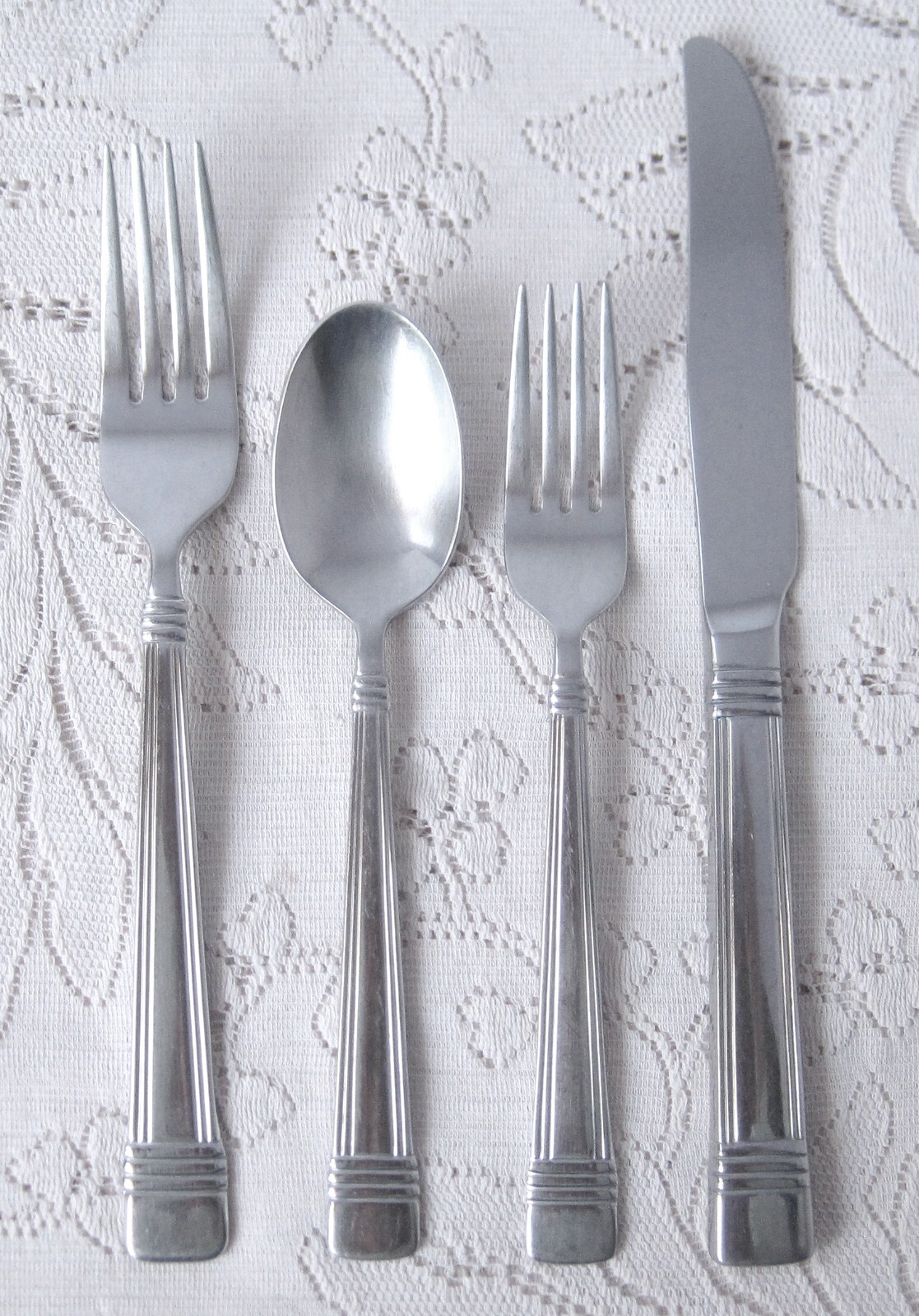 ONEIDA 4 PIECE PLACE SETTING Lynwood