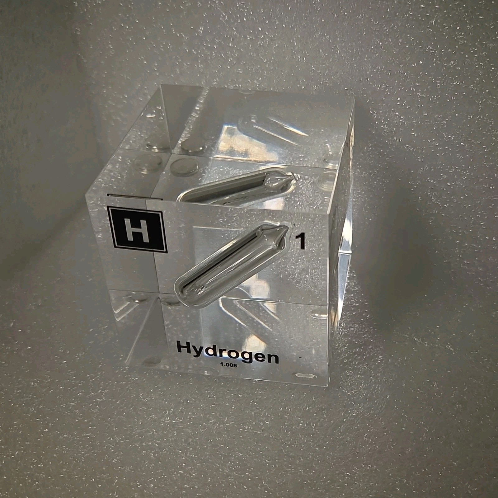 Engineered Labs Hydrogen Element Cube