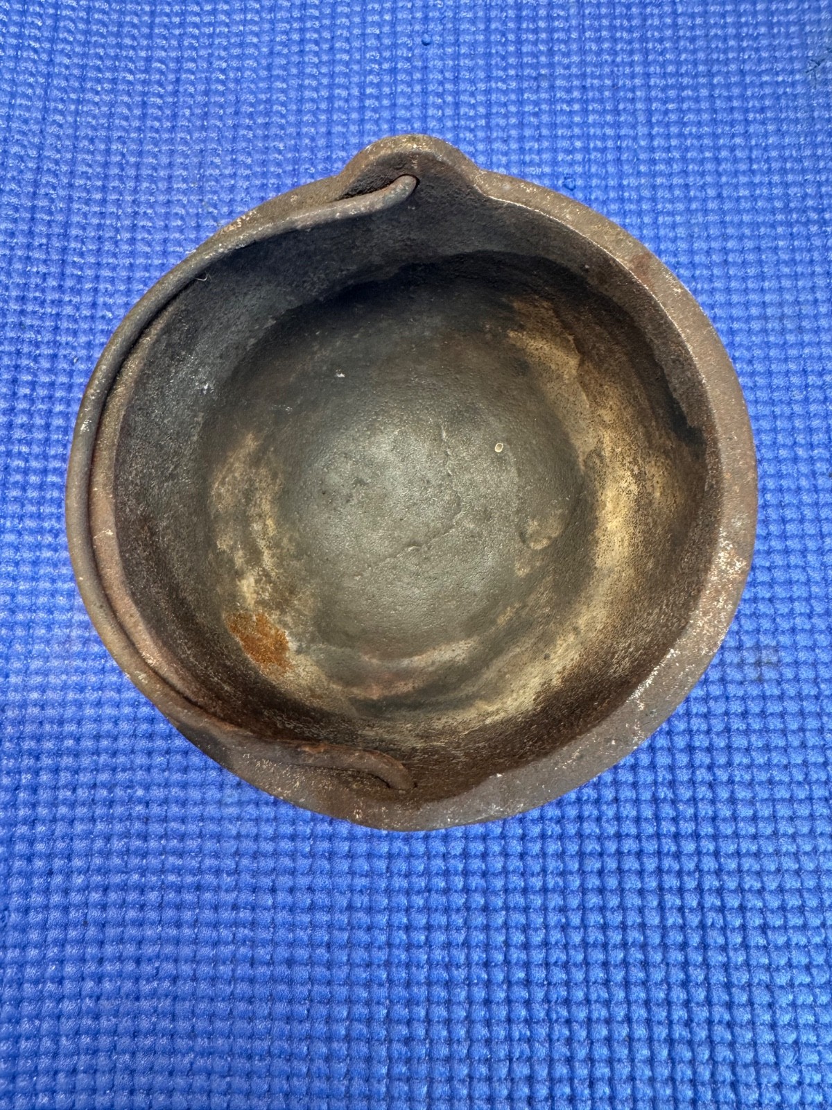 Used cast iron melting pot