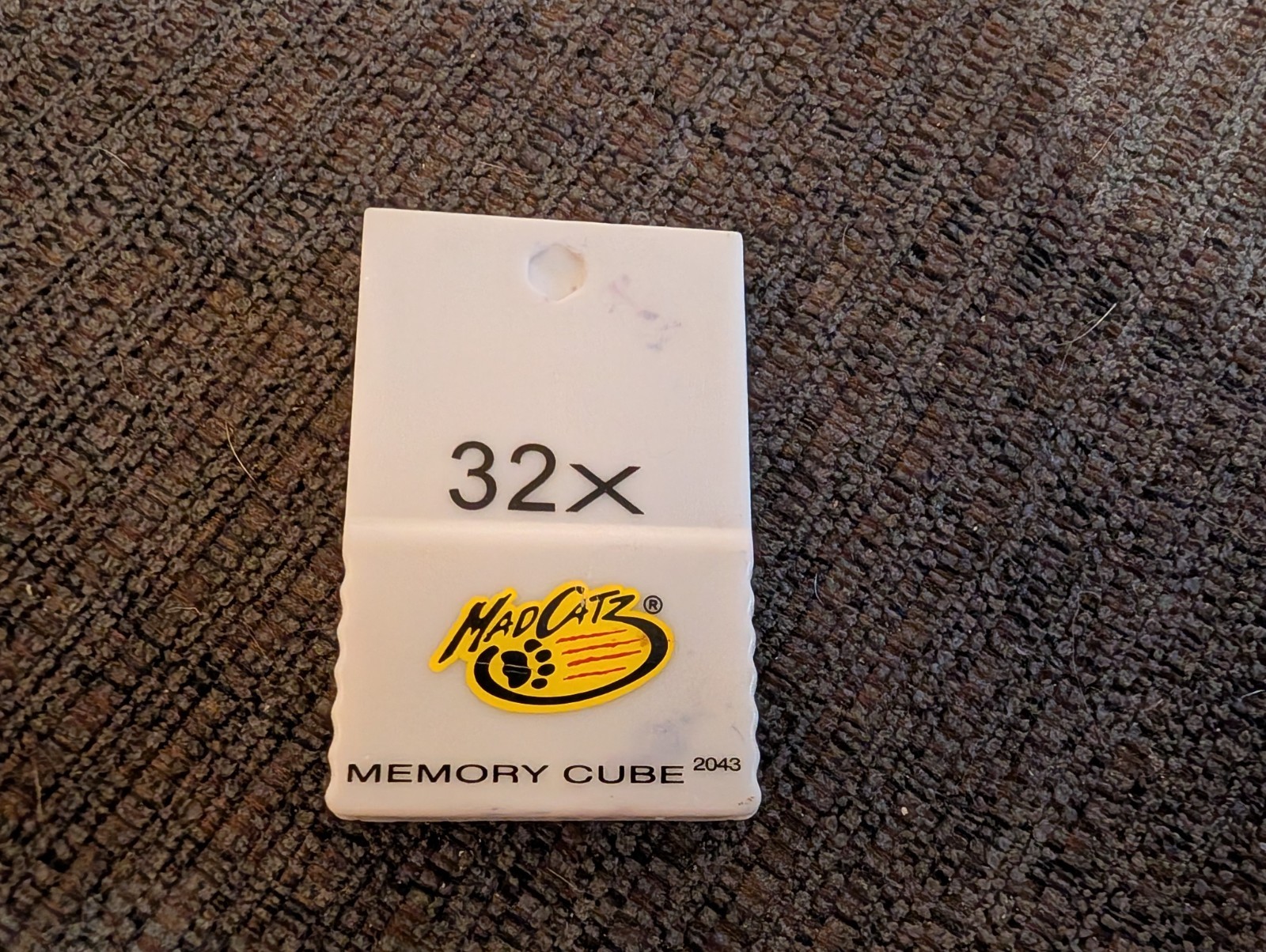 MAD CATZ 32x 32MB MEMORY CUBE 2043 GRAY MEMORY CARD 5657 FOR NINTENDO GAMECUBE
