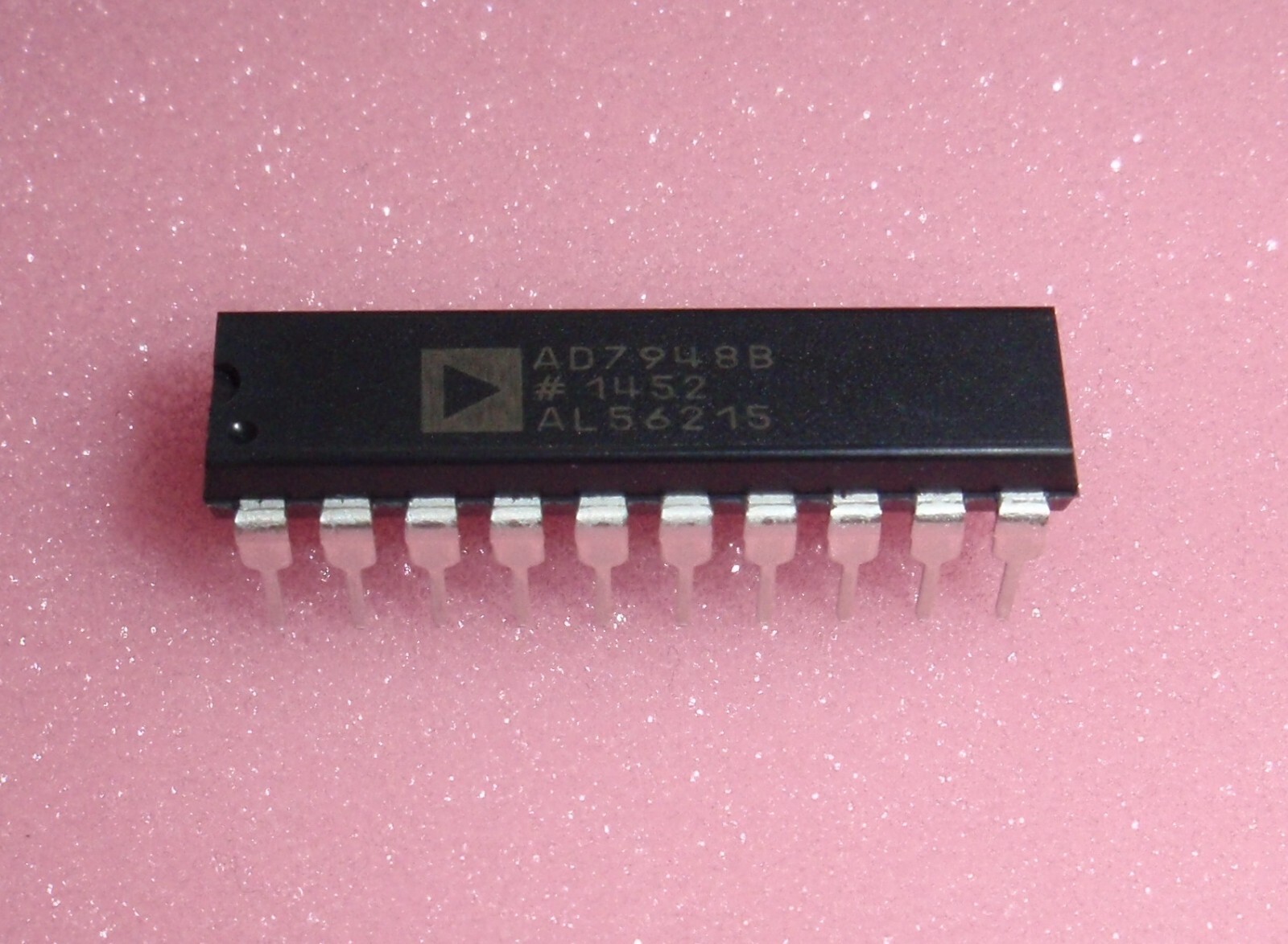 AD7948BNZ +3.3 V/+5 V Multiplying 12-Bit DAC With an 8-Bit Byte Interface AD7948