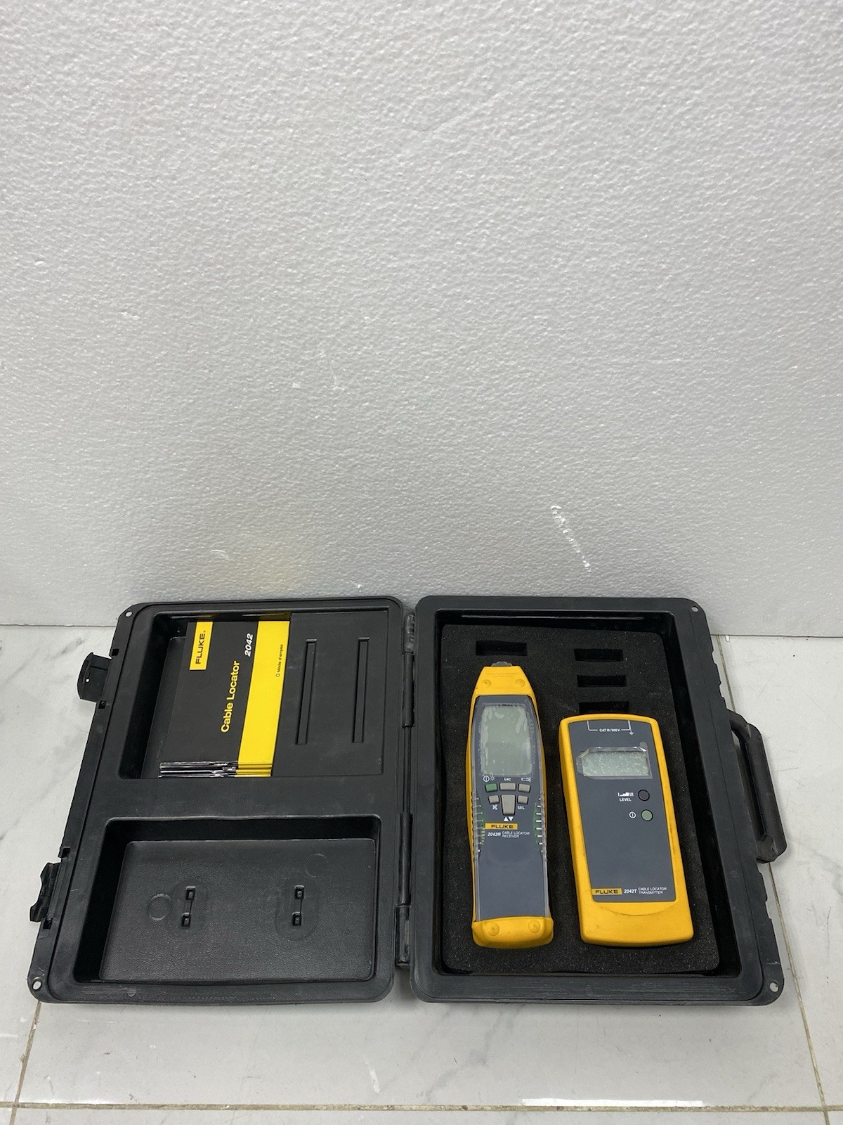 FLUKE 2042R  CABLE LOCATOR RECEIVER / 2042T  CABLE LOCATOR TRANSMITTER