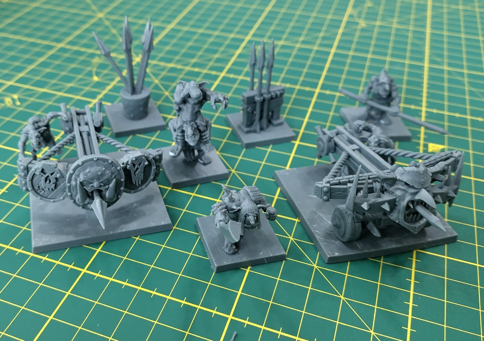 1 x Avatars of War Goblin Bolt Thrower including Crew (bases included).