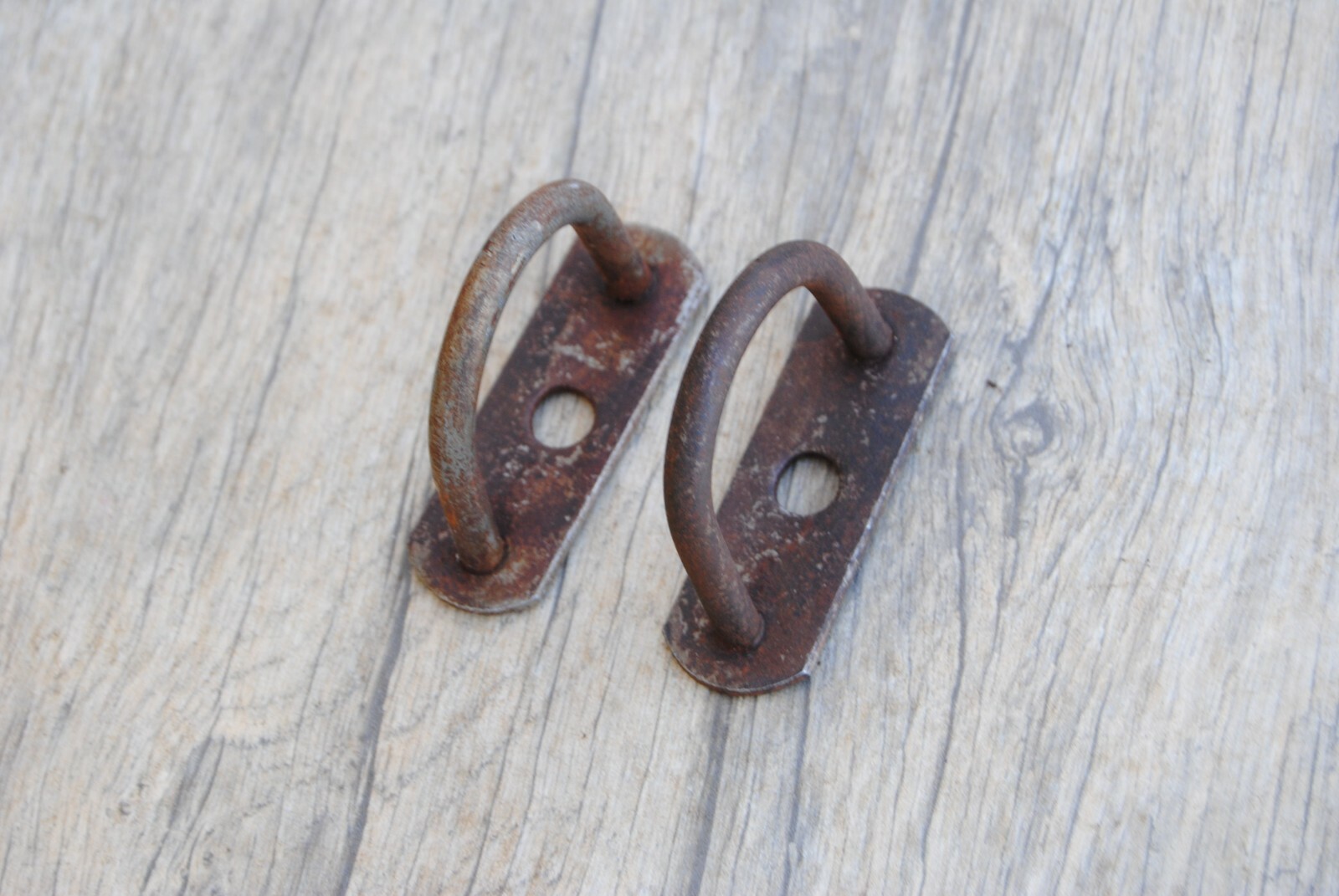Vtg pair rusty iron D shape ring hook door handle horse tie hitching post ring