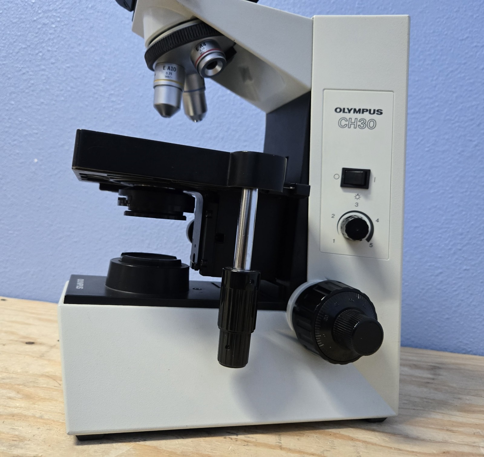 OLYMPUS CH30 CH30RF100 BINOCULAR MICROSCOPE W/OBJECTIVES 4 X 10X 40X (INV02)