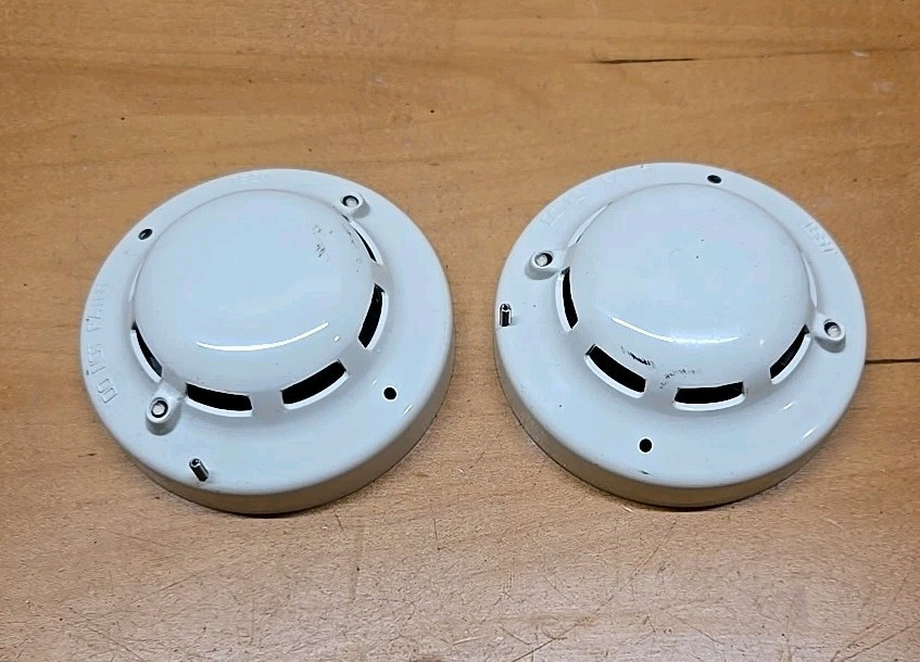PAIR OF KOCHIKI PHOTOELECTRONIC SMOKE DETECTOR SLR-24V bmc BIN24