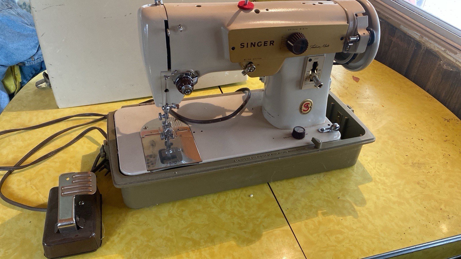 SINGER Fashion Mate 223 Electric Sewing Machine w/ Foot Pedal